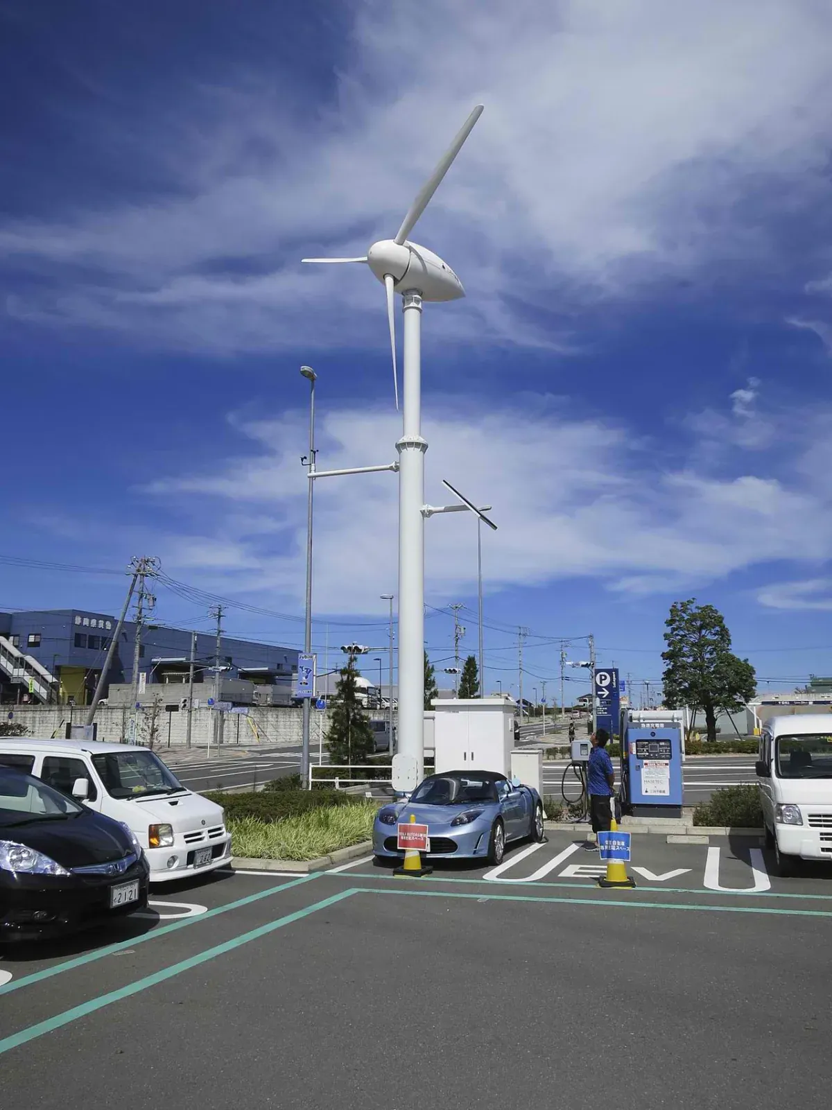 Véhicule électrique branché à une borne de recharge dans un garage automobile à Sherbrooke