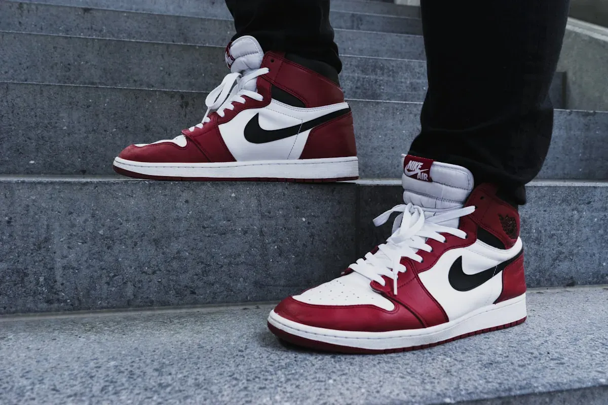 Mécanicien vérifiant le niveau d'huile moteur d'un véhicule dans un atelier à Sherbrooke