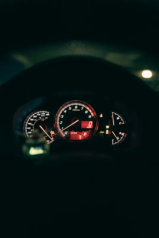 Jauge de température moteur et voyant de surchauffe sur un tableau de bord automobile